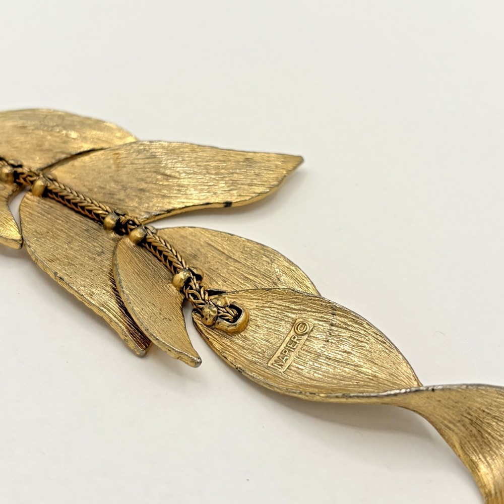 Vintage Napier Gold Tone Articulated Fish Pendant Green Rhinestone Eye 4.5" - Picture 4 of 5
